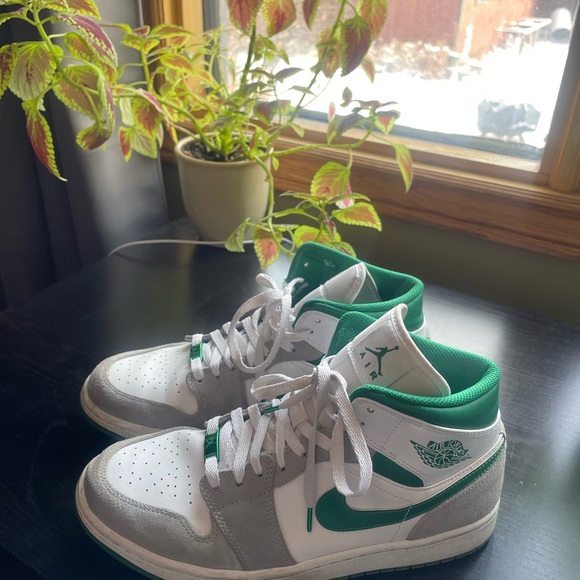 Air Jordan 1 Mid SE ‘Grey Pine Green’ - Picture 2 of 3